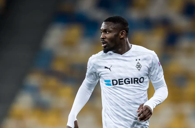 边后卫内收 边后卫内收